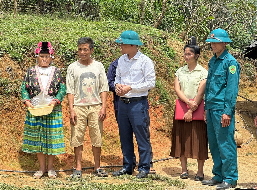 Đồng chí Nguyễn Văn Tăng, Bí thư Đảng ủy xã Tìa Dình (tỉnh Điện Biên) động viên bà con nhân dân bản trung tâm Háng Lìa tích cực lao động sản xuất để vươn lên phát triển kinh tế gia đình. (Ảnh: BÍCH HẠNH)