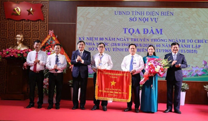 Thừa ủy quyền Thủ tướng Chính phủ, đồng chí Trần Quốc Cường, Bí thư Tỉnh ủy và đồng chí Lê Thành Đô, Chủ tịch Ủy ban nhân dân tỉnh Điện Biên trao Cờ thi đua của Chính phủ cho Sở Nội vụ tỉnh Điện Biên.