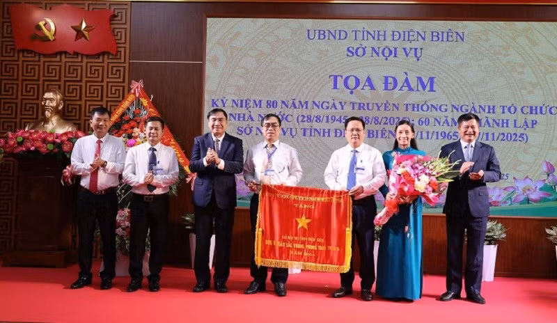 Thừa ủy quyền Thủ tướng Chính phủ, đồng chí Trần Quốc Cường, Bí thư Tỉnh ủy và đồng chí Lê Thành Đô, Chủ tịch Ủy ban nhân dân tỉnh Điện Biên trao Cờ thi đua của Chính phủ cho Sở Nội vụ tỉnh Điện Biên.