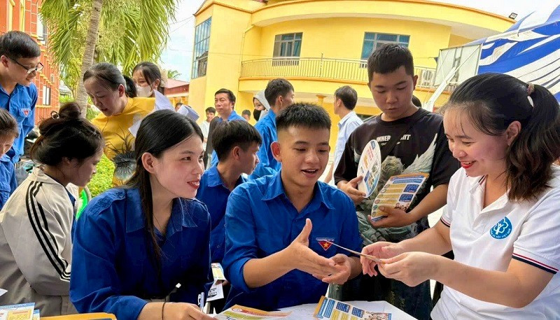 Sinh viên các trường cao đẳng trên địa bàn tỉnh Điện Biên hào hứng tìm hiểu thông tin tuyển dụng do Công ty TNHH Thương mại và Xây dựng số 6 Điện Biên cung cấp.