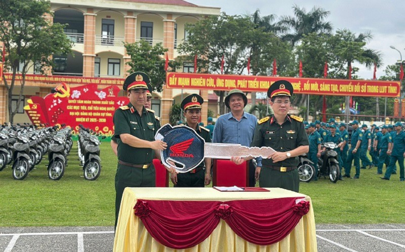 Đại diện lãnh đạo Tổng cục Hậu cần-Kỹ thuật, lãnh đạo Quân khu 2 và đại diện lãnh đạo Ủy ban nhân dân tỉnh Điện Biên, chứng kiến bàn giao xe mô-tô hai bánh cho Ban Chỉ huy. Quân sự xã tại Điện Biên.