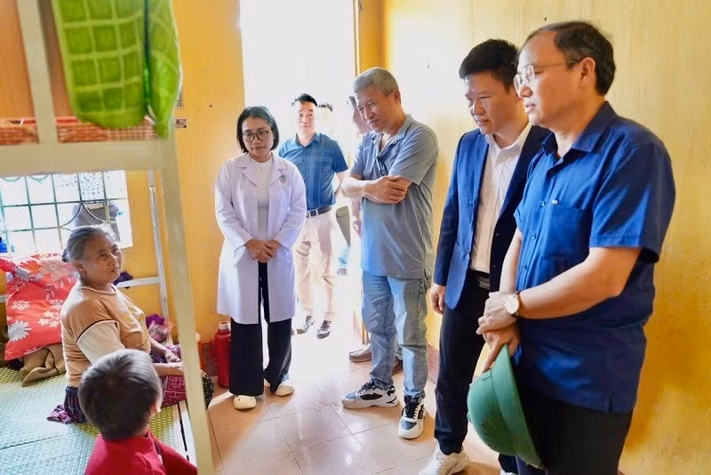 Đoàn công tác Viện Vệ sinh dịch tễ Trung ương thăm, động viên các trường hợp đang được cách ly, điều trị bệnh lỵ trực trùng tại khu vực Mường Nhé.