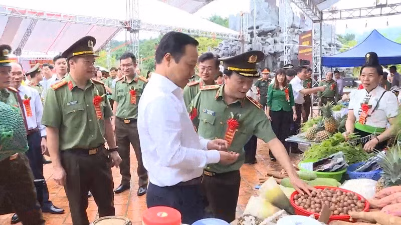 Đồng chí Trần Tiến Dũng, Phó Bí thư Tỉnh ủy Điện Biên cùng đại biểu tham quan các gian hàng của nông dân xã Mường Phăng.