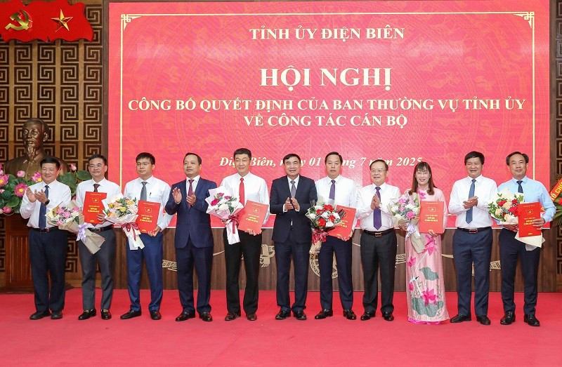Các đồng chí lãnh đạo tỉnh Điện Biên trao quyết định, tặng hoa chúc mừng 6 đồng chí được tin tưởng điều động, giao trọng trách mới.