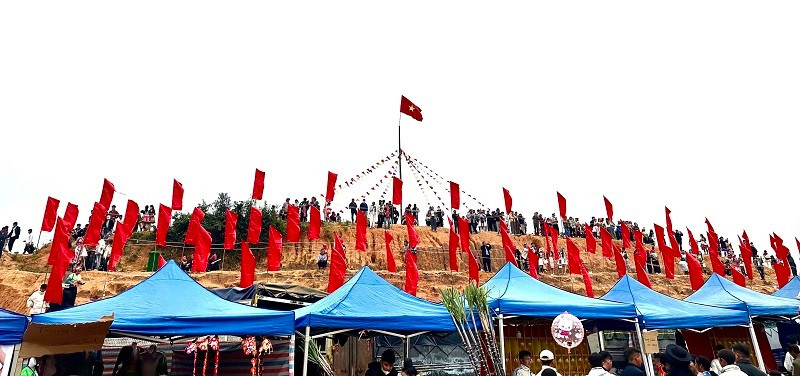 Điểm nhấn trong không gian văn hóa Ngày hội Văn hóa các dân tộc xã Tìa Dình là đồi Hồng Kỳ được trang trí bởi 80 lá Quốc kỳ - biểu trưng cho 80 năm nước Việt Nam thịnh vượng, phát triển.