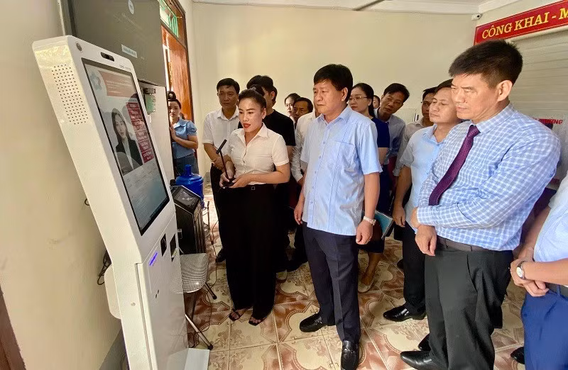 Chủ tịch Ủy ban nhân dân tỉnh Điện Biên Lê Thành Đô (người giữa ảnh) kiểm tra hoạt động tại Trung tâm dịch vụ hành chính công xã Thanh Nưa, tỉnh Điện Biên.