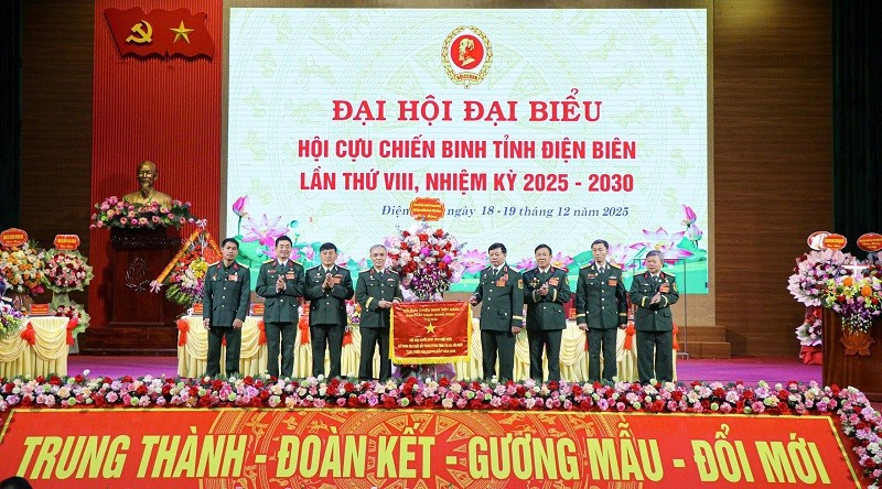 Lãnh đạo Trung ương Hội Cựu chiến binh Việt Nam trao Cờ thi đua xuất sắc năm 2025 cho Hội Cựu chiến binh tỉnh Điện Biên. 