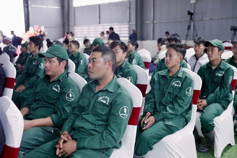 Công nhân Nhà máy chế biến mủ cao-su Điện Biên vô cùng xúc động khi chứng kiến Lễ cắt băng, khánh thành đưa Nhà máy vào hoạt động, kể từ ngày 19/12/2025.