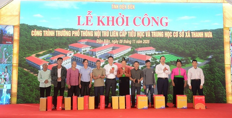 Phó Thủ tướng Chính phủ Lê Thành Long cùng đồng chí Trần Tiến Dũng, Bí thư Tỉnh ủy Điện Biên trao quà tặng các gia đình đồng bào dân tộc thiểu số tại xã Thanh Nưa.