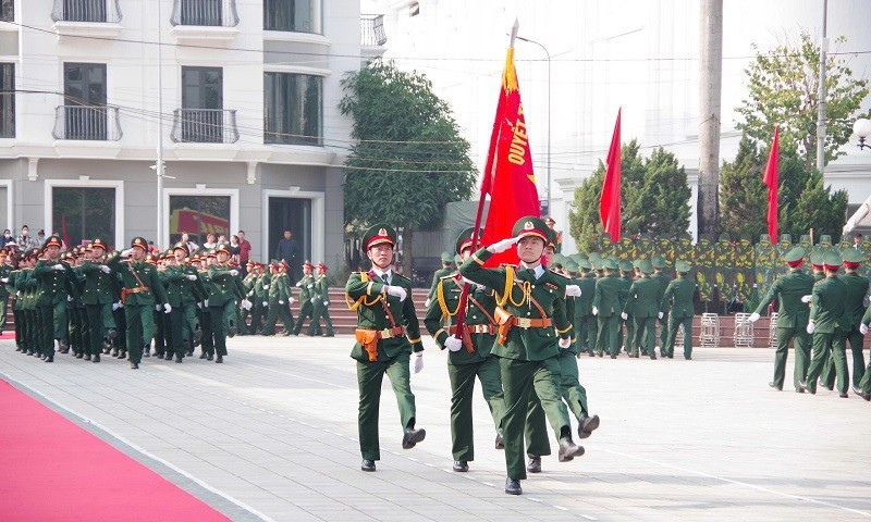 Các lực lượng tham gia duyệt đội ngũ tại lễ ra quân huấn luyện năm 2026 của lực lượng vũ trang tỉnh Điện Biên.