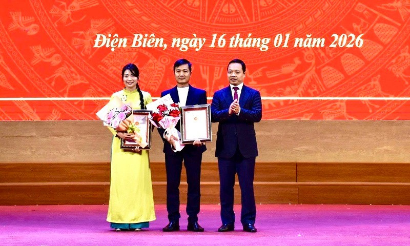Đồng chí Trần Tiến Dũng, Bí thư Tỉnh ủy Điện Biên trao Giải A - Giải Búa liềm vàng tỉnh Điện Biên lần thứ 10 cho phóng viên Đào Phương (đại diện nhóm tác giả) và phóng viên Võ Văn Tâm thuộc cơ quan Báo và Phát thanh, Truyền hình tỉnh Điện Biên. (Ảnh: VĂN QUYẾT)