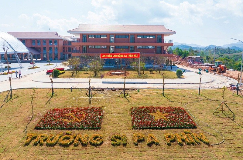 Trường Liên cấp Si Pa Phìn hoàn thành đưa vào sử dụng đem lại điều kiện học tập, ăn, ở tốt hơn cho 1.013 học sinh là con em đồng bào các dân tộc ở xã biên giới Si Pa Phìn.