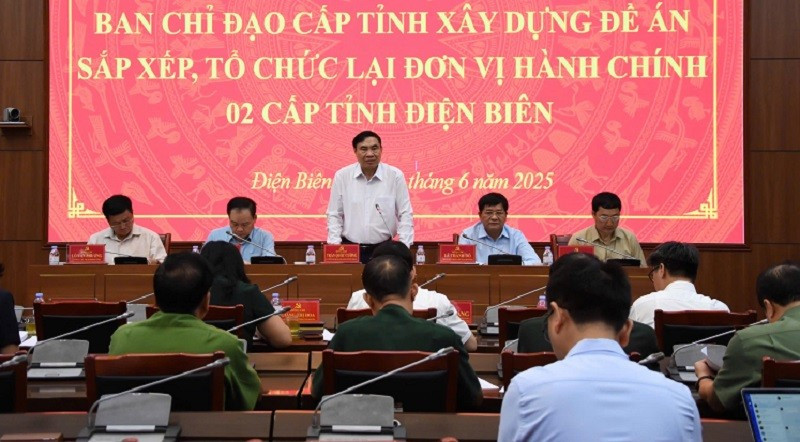 Đồng chí Trần Quốc Cường, Ủy viên Trung ương Đảng, Bí thư Tỉnh ủy Điện Biên phát biểu chỉ đạo tại cuộc họp.