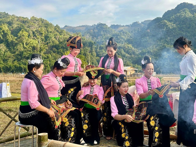 Phụ nữ Thái làm duyên trên sàn Hạn Khuống tại Hội xuân Sam Mứn, tỉnh Điện Biên.