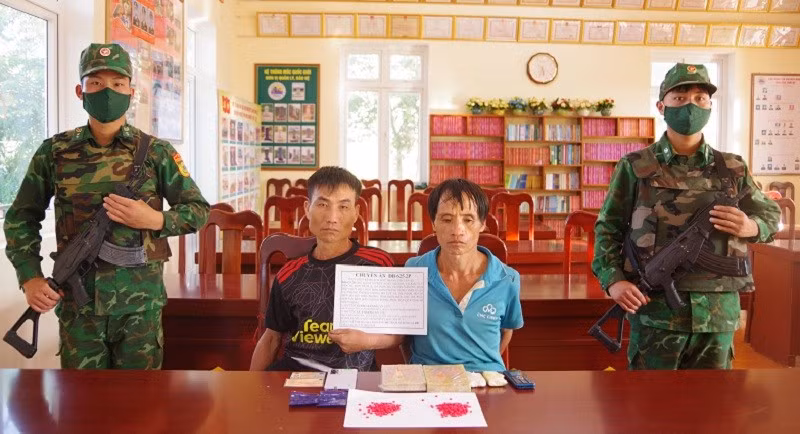 Hai đối tượng gồm Giàng A Vàng và Lý A Giàng cùng tang vật khi bị bắt giữ. (Ảnh: ANH DŨNG)