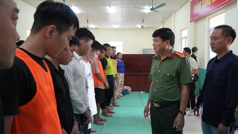 Đại tá Vũ Văn Đấu, Giám đốc Công an tỉnh Điện Biên xét hỏi các đối tượng phạm tội trong chuyên án. Ảnh: THÀNH TRUNG