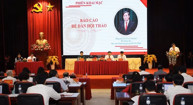 Đông đảo đại biểu, chuyên gia dự Hội thảo khoa học "Xây dựng nông thôn mới ở một số tỉnh Tây Bắc hiện nay" được tổ chức tại tỉnh Điện Biên vào sáng 17/8.