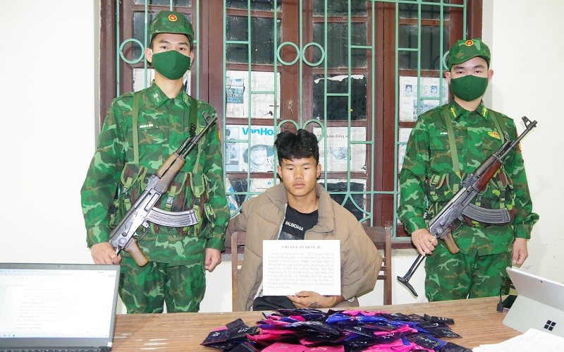 Giàng A Đông cùng tang vật 60 nghìn viên ma túy tổng hợp tại cơ quan chức năng.