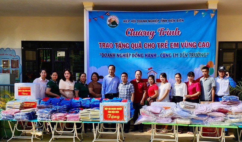 Đại diện lãnh đạo Hiệp hội Doanh nghiệp tỉnh Điện Biên trao quà hỗ trợ học sinh, giáo viên tại xã Na Son - địa bàn bị thiệt hại nặng nề do lũ quét, lở đất vào đầu tháng 8/2025.