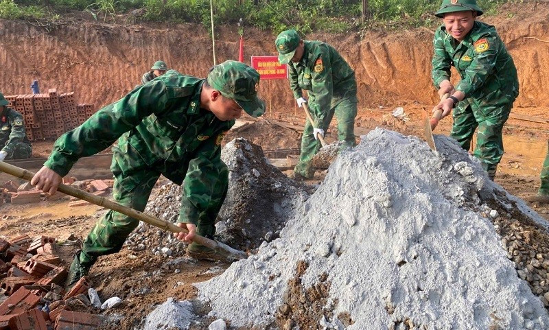 Chiến sĩ Bộ đội Biên phòng tỉnh Điện Biên đang làm nhà cho hộ nghèo bị thiên tai ở xã Xa Dung, tỉnh Điện Biên.