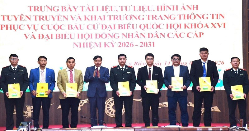 Đồng chí Lê Văn Lương, Chủ tịch Ủy ban nhân dân tỉnh Điện Biên trao quyết định biệt phái về cơ sở cho các cá nhân. 