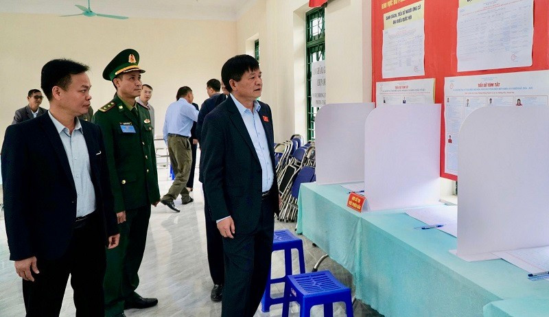Đồng chí Lê Thành Đô, Phó Bí thư Thường trực Tỉnh ủy, Chủ tịch Hội đồng nhân dân tỉnh kiểm tra công tác chuẩn bị bầu cử tại xã Thanh Nưa, tỉnh Điện Biên.