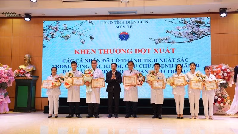 Đồng chí Phạm Giang Nam, Giám đốc Sở Y tế tỉnh Điện Biên trao Bằng khen của Chủ tịch Ủy ban nhân dân tỉnh Điện Biên và Giấy khen của Sở Y tế tặng các cá nhân có thành tích cứu chữa, phẫu thuật người bệnh. 