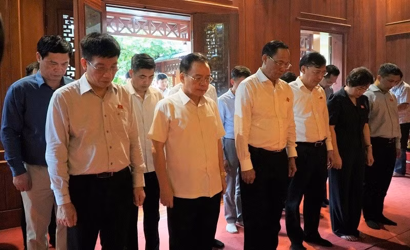 Đồng chí Trần Quang Phương và Đoàn công tác dâng hương tưởng niệm Đại tướng Võ Nguyên Giáp tại Nhà tưởng niệm Đại tướng Võ Nguyên Giáp thuộc Khu di tích Sở Chỉ huy chiến dịch Điện Biên Phủ. 