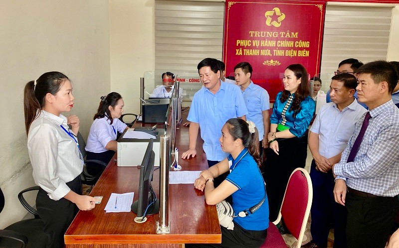 Chủ tịch Ủy ban nhân dân tỉnh Điện Biên Lê Thành Đô kiểm tra vận hành Trung tâm phục vụ hành chính công theo mô hình chính quyền địa phương hai cấp tại xã Thanh Nưa (mới). (Ảnh: LÊ LAN)
