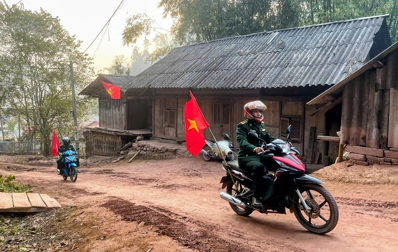 Cán bộ, chiến sĩ Đồn biên phòng Nậm Nhừ đem theo loa di động về từng bản tuyên truyền nội dung cuộc bầu cử đến nhân dân. 