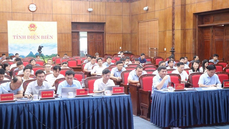 Lãnh đạo Ủy ban nhân dân tỉnh Điện Biên và đại diện lãnh đạo các sở, ngành tiếp nhận kiến nghị, đề xuất của cấp xã, phường. 