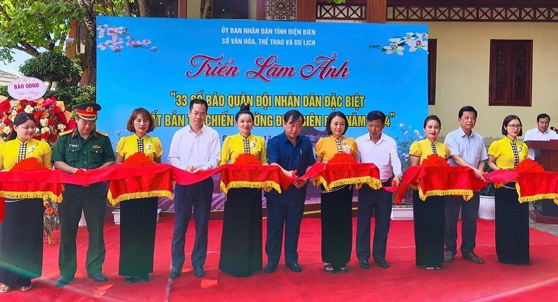 Đại biểu cắt băng khai mạc Triển lãm. 