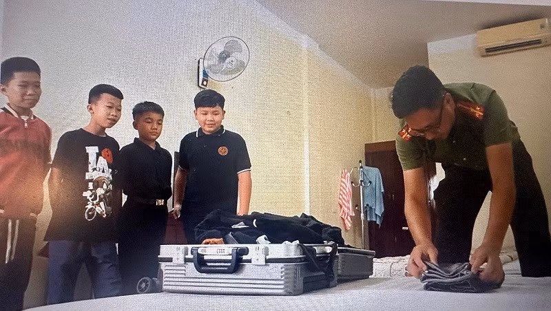 Cán bộ Công an tỉnh Điện Biên hướng dẫn các con nuôi sắp xếp đồ dùng cá nhân tại mái nhà chung.