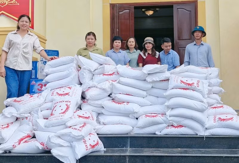 Chia sẻ khó khăn với người dân vùng lũ tại Điện Biên, hiện đã có nhiều đoàn từ thiện đem gạo, thực phẩm thiết yếu về hỗ trợ.
