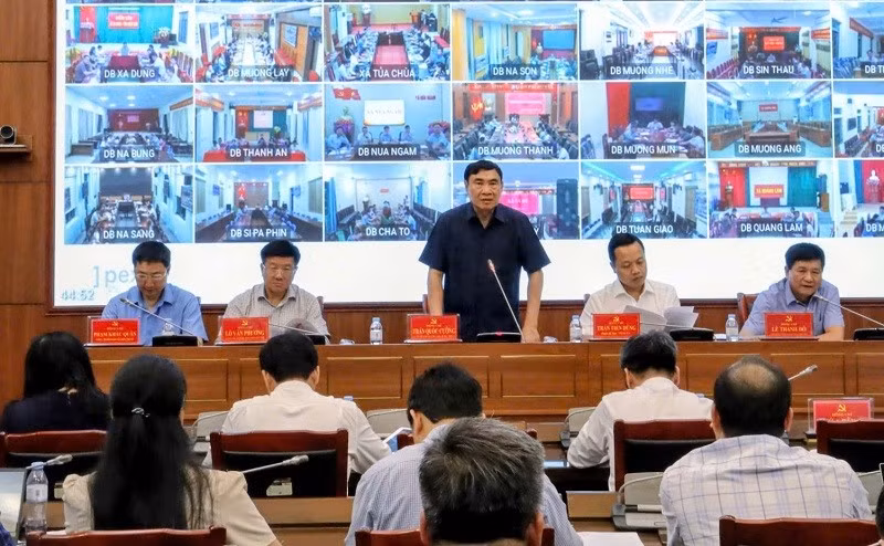 Đồng chí Trần Quốc Cường, Ủy viên Trung ương Đảng, Bí thư Tỉnh ủy Điện Biên chỉ đạo tại cấp ủy, chính quyền các xã bị lũ quét phải dành ưu tiên trước nhất cho khắc phục hậu quả và hỗ trợ nhân dân ổn định cuộc sống.