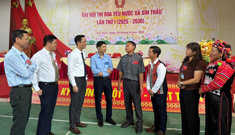 Đồng chí Đặng Thành Huy (thứ 3 từ trái sang), Bí thư Đảng ủy xã Sín Thầu, tỉnh Điện Biên động viên bà con nhân dân các bản tích cực tham gia các buổi tuyên truyền, phổ biến pháp luật và tích cực tham gia bảo vệ đường biên mốc giới.