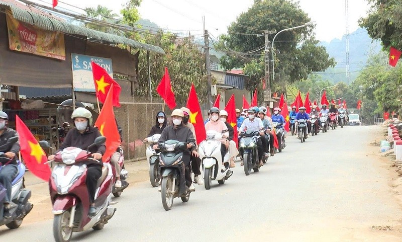 Cán bộ, công chức cùng đoàn viên thanh niên xã Mường Mùn, tỉnh Điện Biên ra quân tuyên truyền về cuộc bầu cử đại biểu Quốc hội và hội đồng nhân dân các cấp, nhiệm kỳ 2026-2031. 