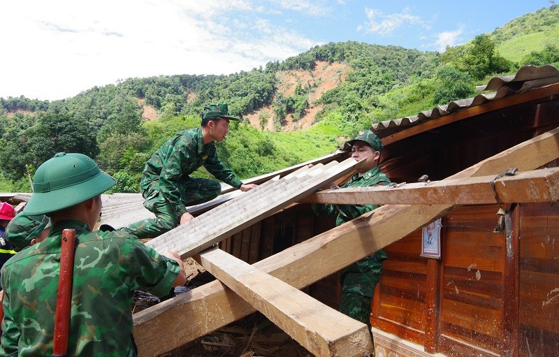 Chiến sĩ Ban Chỉ huy Bộ đội Biên phòng tỉnh Điện Biên hỗ trợ người dân bị ảnh hưởng thiên tai ở xã Xa Dung tháo dỡ, di chuyển nhà cửa.