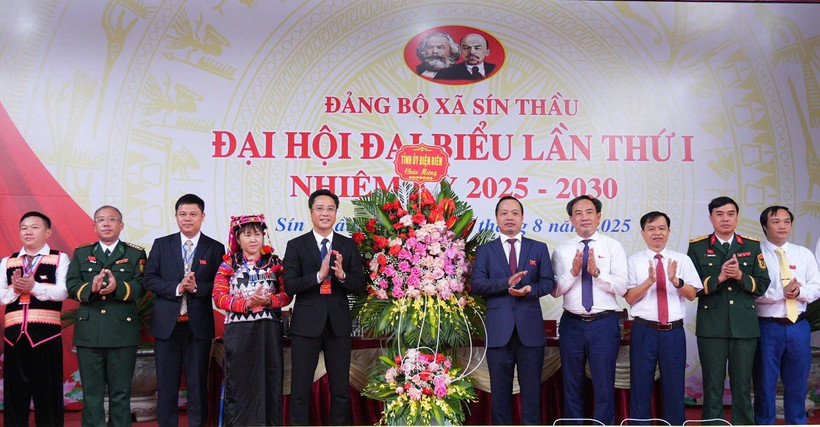 Đại diện lãnh đạo Tỉnh ủy Điện Biên cùng lãnh đạo các ngành tặng hoa chúc mừng Đại hội Đảng bộ xã Sín Thầu lần thứ nhất, nhiệm kỳ 2025-2030.