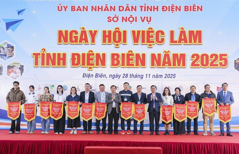Các đồng chí lãnh đạo tỉnh Điện Biên, lãnh đạo Sở Nội vụ tỉnh Điện Biên trao Cờ lưu niệm tặng các đơn vị tham gia Ngày hội Việc làm năm 2025 tại tỉnh Điện Biên.