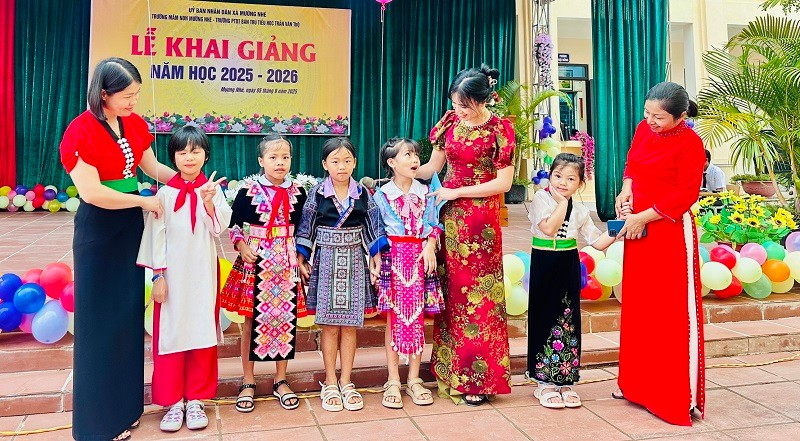 Cô, trò Trường phổ thông dân tộc bán trú tiểu học Trần Văn Thọ (xã Mường Nhé, tỉnh Điện Biên) trong lễ khai giảng năm học mới.