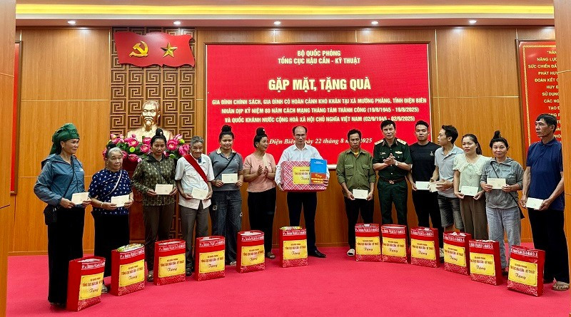 Trung tướng Đỗ Văn Thiện, Chính ủy Tổng cục Hậu cần-Kỹ thuật Bộ Quốc phòng trao quà tặng các gia đình chính sách ở xã Mường Phăng.