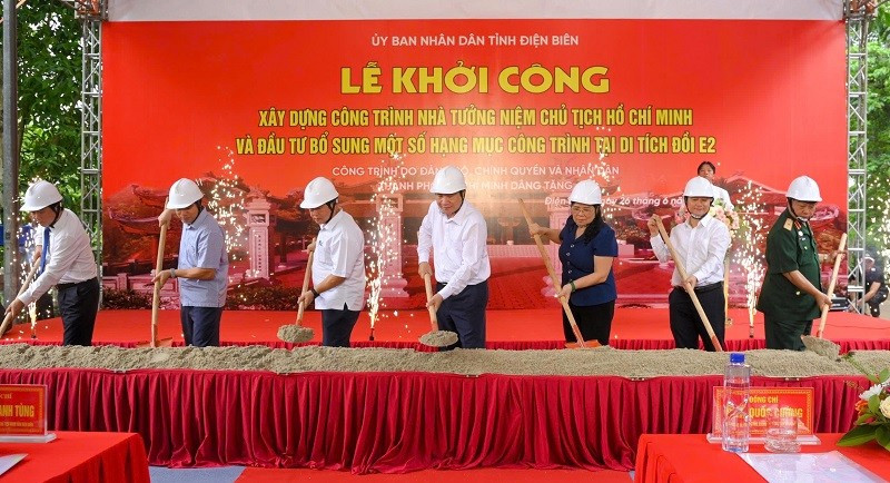 Bí thư Tỉnh ủy Trần Quốc Cường cùng các đại biểu thực hiện nghi thức khởi công công trình. 