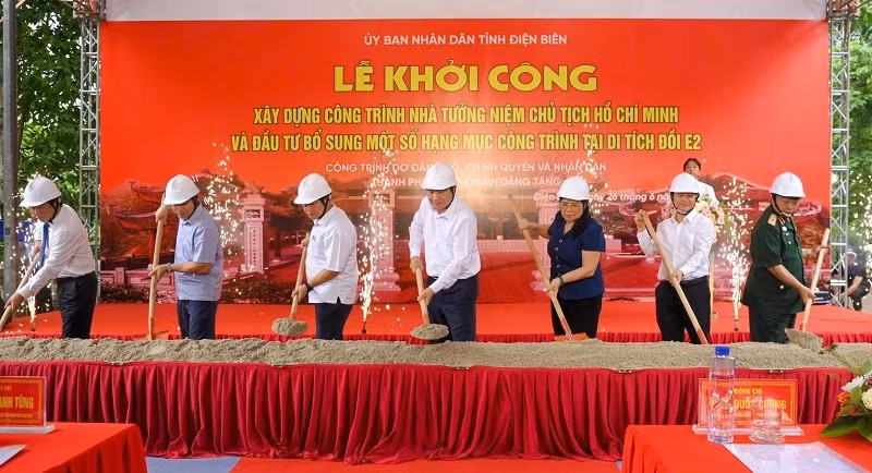 Bí thư Tỉnh ủy Trần Quốc Cường cùng các đại biểu thực hiện nghi thức khởi công công trình. 