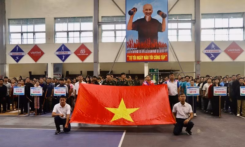 Vận động viên các đoàn thực hiện nghi thức chào cờ trước khi bước vào Hội thi thể thao các dân tộc thiểu số tỉnh Điện Biên. 