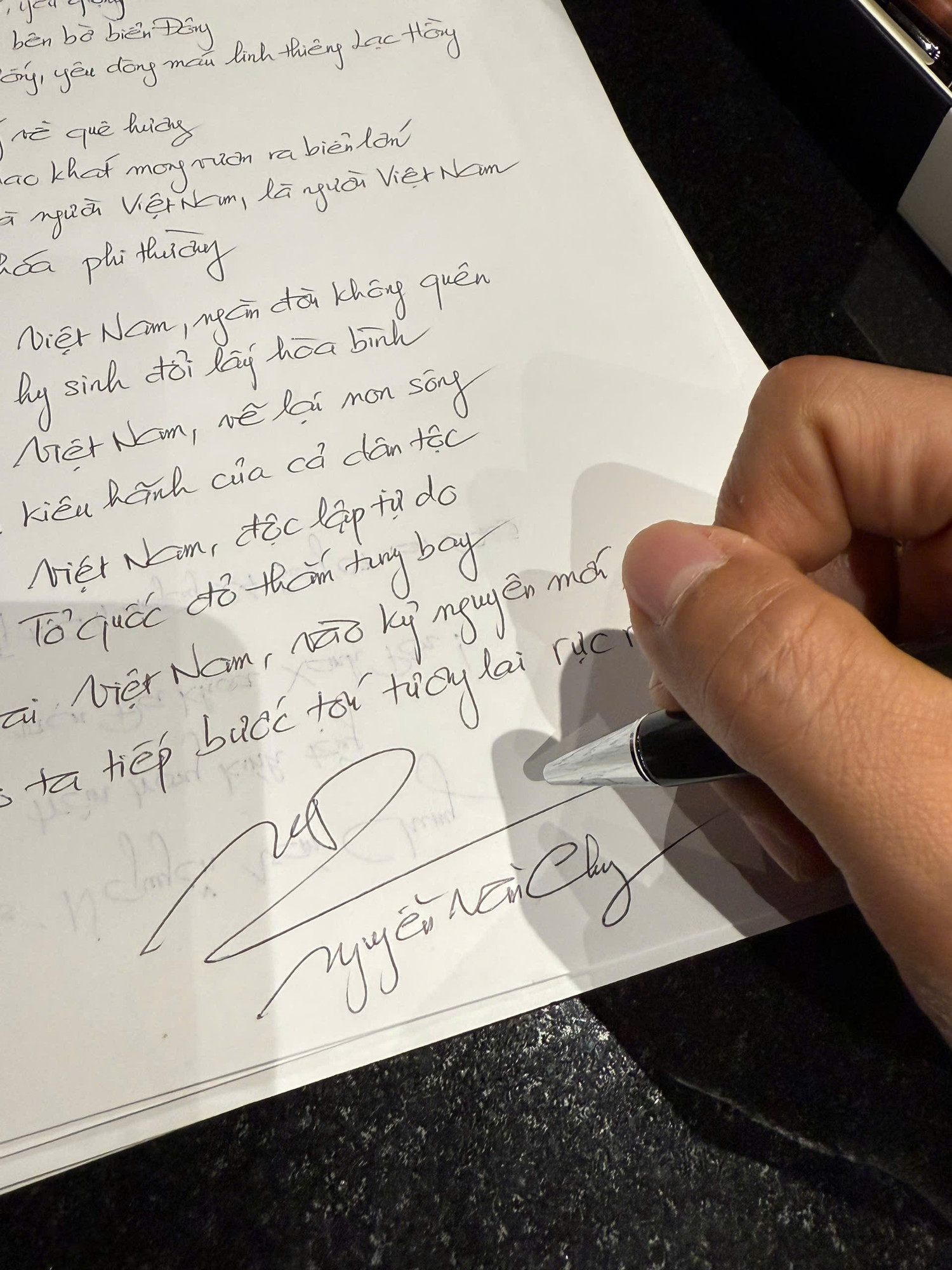 Ca Khúc Ngợi Ca Lòng Yêu Nước, Truyền Tải Thông Điệp Tích Cực Về Khát Vọng Vươn Lên Và Đổi Mới Đất Nước. Chep-Tay-Loi-Bai-Hat-3.Jpg