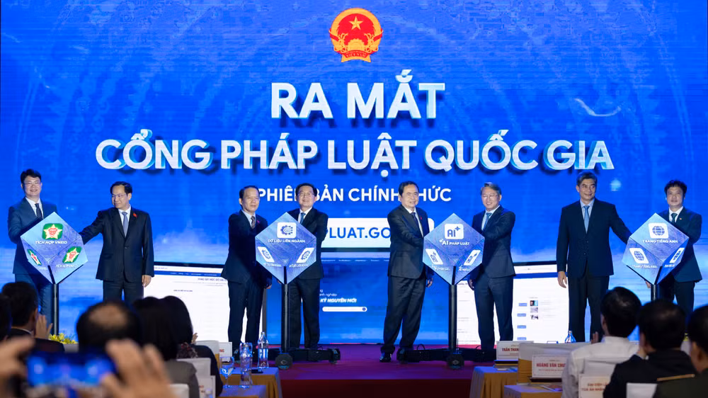 Chủ tịch Quốc hội Trần Thanh Mẫn và các đồng chí lãnh đạo các bộ, ngành thực hiện nghi thức ra mắt Cổng Pháp luật quốc gia phiên bản chính thức tại địa chỉ phapluat.gov.vn