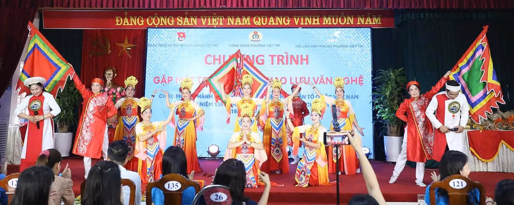 Công đoàn phường Việt Trì (Phú Thọ) phối hợp Đoàn Thanh niên và Hội Liên hiệp Phụ nữ phường tổ chức chương trình gặp mặt, trao quà và giao lưu văn nghệ.