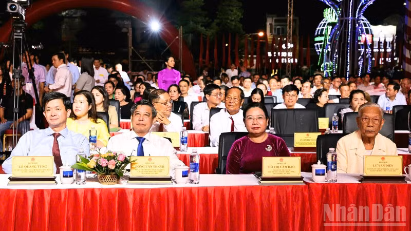 Đại biểu tham dự lễ khai mạc.