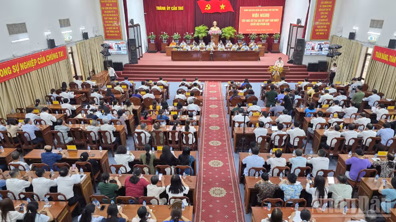 Quang cảnh hội nghị tiếp xúc cử tri.